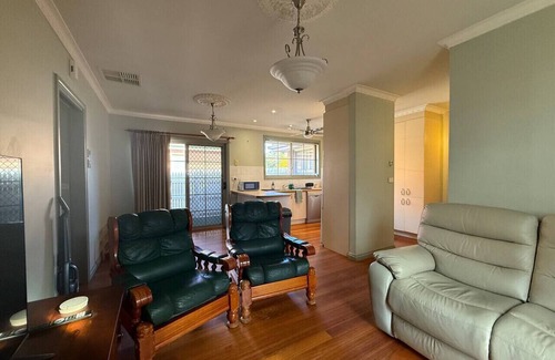 Bentleigh Apartamento | Private Ensuite Room| Walk-In Robe | 1min to Train