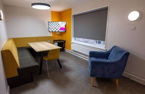 Llandaff Apartamento | Private ensuite room with shared kitchen facilities.