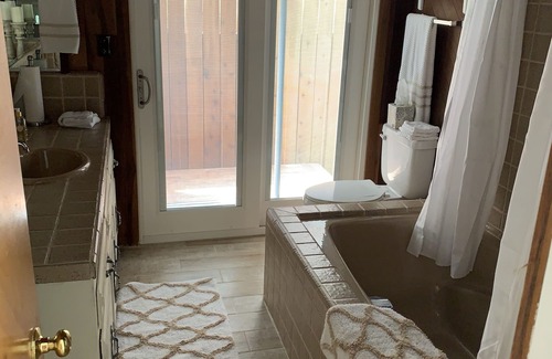West Park Community Casa | Private Entrance King Suite