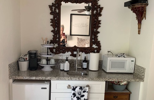 West Park Community Casa | Private Entrance Queen Suite