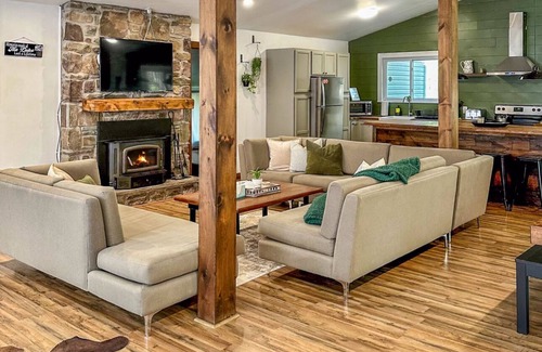 Locust Lake Village Cabina | Private Family Lake Home minutes to beaches. Jacuzzi, Deck, Games - Pets welcome