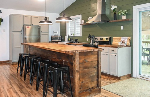 Locust Lake Village Cabina | Private Family Lake Home minutes to beaches. Jacuzzi, Deck, Games - Pets welcome