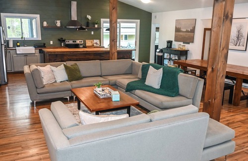 Locust Lake Village Cabina | Private Family Lake Home minutes to beaches. Jacuzzi, Deck, Games - Pets welcome