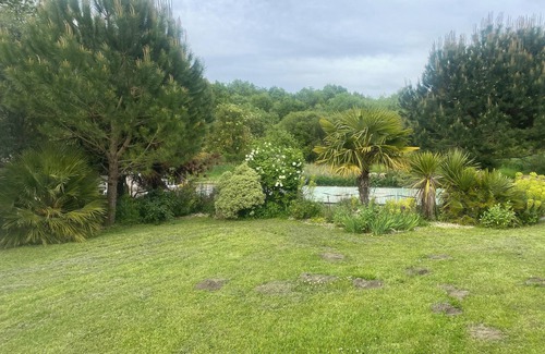 Nieul le Virouil Casa | Private family retreat, 30 mins from beach. Bordeaux and Cognac 45 mins. Pool.
