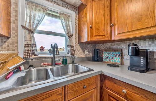 Gladehill Cabaña | Private Farm Cottage surrounded fields, farm animals, mountain views & hot tub!