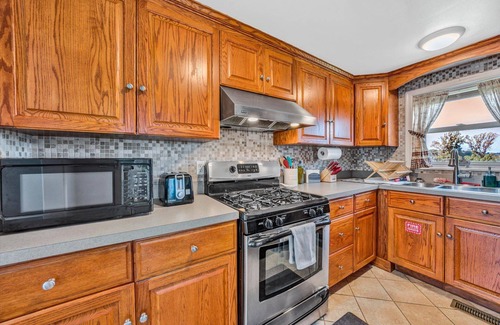 Gladehill Cabaña | Private Farm Cottage surrounded fields, farm animals, mountain views & hot tub!