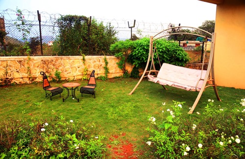 Lonavala Villa | Espaciosa villa rural con gran área abierta, piscina privada para adultos y césped