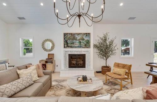 Vineburg Casa | Private Farmhouse on 4 acres w Pool Hot Tub
