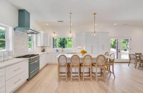 Vineburg Casa | Private Farmhouse on 4 acres w Pool Hot Tub