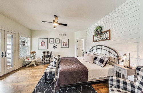 Village of Bloomfield Otro | Private Farmhouse with Saltwater Pool and Fire Pit. Great for groups!