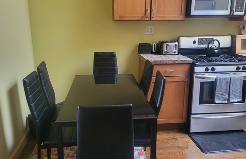 Central Park North Apartamento | Private floor with outside balcony in a Harlem Brownstone