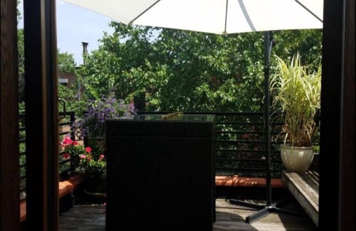 Central Park North Apartamento | Private floor with outside balcony in a Harlem Brownstone