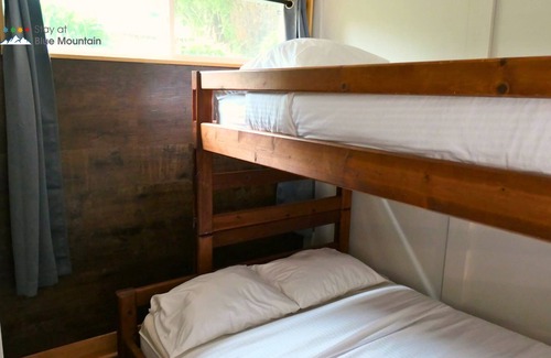 The Blue Mountains Chalet De Esquí | 128 Birchview Trail- Chalet de estilo europeo- Sauna + Bañera de hidromasaje- ¡Diversión de otoño!