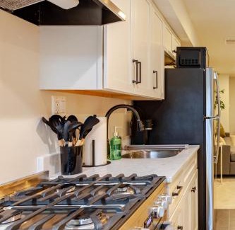 Capitol Hill Apartamento | Private Garage Parking and King Bed - Walk to Metro