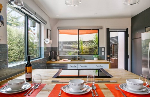 Mission Hills Apartamento | Available again! Stylish Retreat w/ Private Garden and Spa Bath ~ Close to all