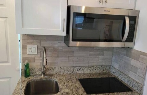 Historic Old Northeast Apartamento | Private Garden Studio close to Downtown St Petes