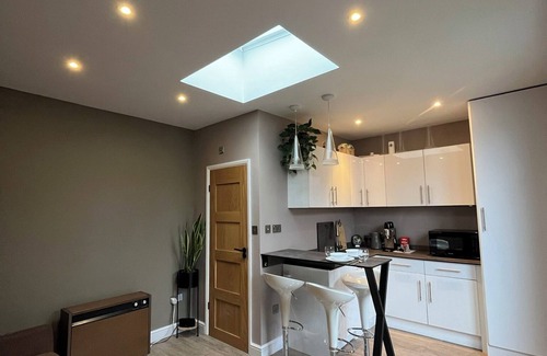 Luton Apartamento | Private Garden Studio - L&D Hospital -FREE Wi-fi & Parking- 15min to the Airport