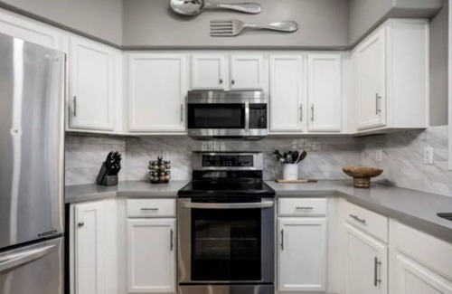 Central Scottsdale Condominio | Recién remodelado todos los electrodomésticos nuevos. Comunidad cerrada y tranquila.
