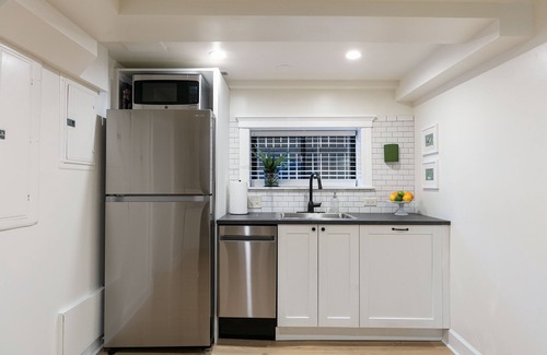 Edgewater Apartamento | Private Gem, quiet street in Andersonville -1 bedroom + sofa bed + easy parking