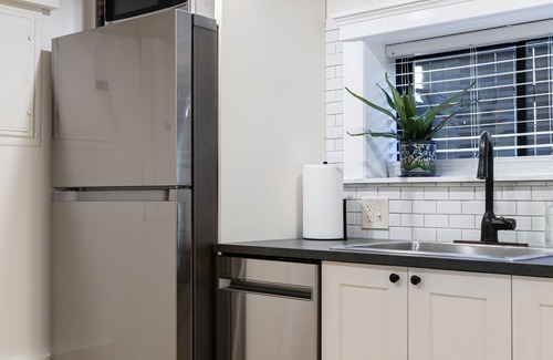 Edgewater Apartamento | Private Gem, quiet street in Andersonville -1 bedroom + sofa bed + easy parking