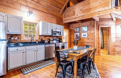 Townsend Cabina | Fall Is Coming! Fire Pit! Hot Tub!