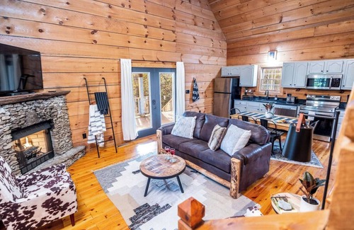 Townsend Cabina | Fall Is Coming! Fire Pit! Hot Tub!