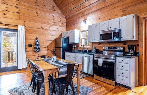 Townsend Cabina | Fall Is Coming! Fire Pit! Hot Tub!