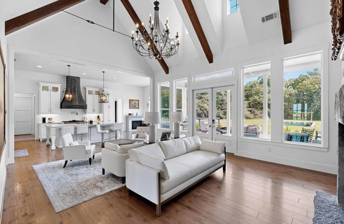 Whitesboro Otro | Private Green Estate with Pool