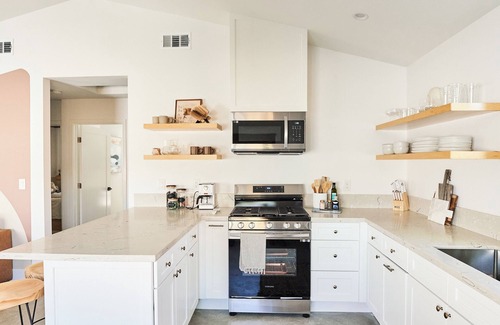 Thousand Oaks Casa | Private Guest House with Full Kitchen, 30 minutes to L.A. & Beach