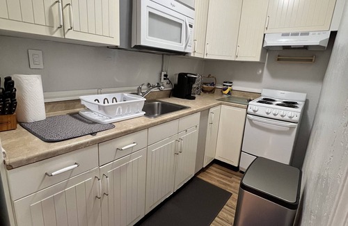 Tennyson - Alquire Casa | Private Guest Suite 30 Mins of SFO/OAK✈| Walk to Transit