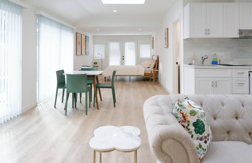Thousand Oaks Casa | Private Guesthouse in Thousand Oaks close to shops & eats!