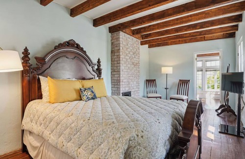 Faubourg Marigny Cama Y Desayuno | Private Guesthouse - 2 bedrooms, 2.5 bath, meandering courtyard, balconies