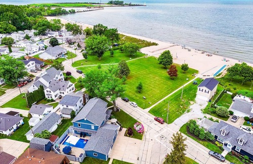 Huron Casa | Private heated pool in back & Sandy beach in front
