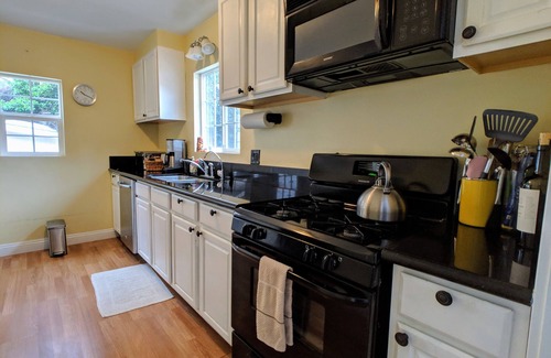 Beverly Glen Casa | Duplex privado en la ladera cerca de Bel Air y UCLA con patio y jardín + estacionamiento