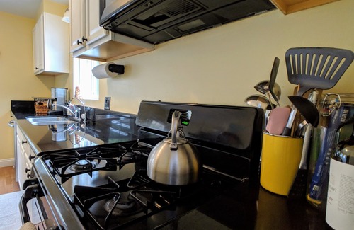 Beverly Glen Casa | Duplex privado en la ladera cerca de Bel Air y UCLA con patio y jardín + estacionamiento