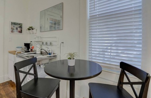 Midtown Apartamento | Private Historic Studio from the year 1900!