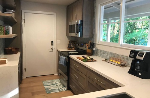 Hilo Casa | Casa privada al otro lado de la calle de la playa. Minuto del centro de Hilo