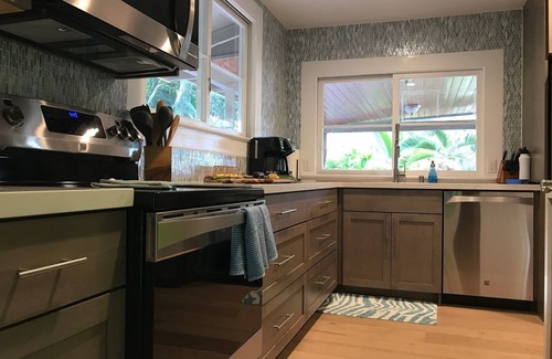 Hilo Casa | Casa privada al otro lado de la calle de la playa. Minuto del centro de Hilo