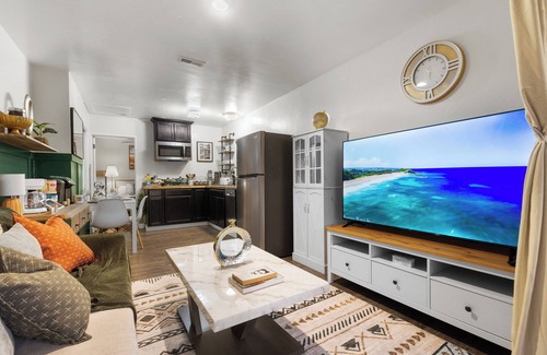 Valencia Park Casa | Lux King Bed, Hot Spa, 1 Gbps Wi-Fi, Parking, View