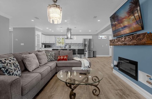 Ruskin Casa | Private home with heated pool & hot tub close to beaches ,parks , and shopping