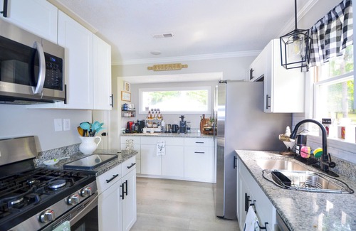 Wake Forest Otro | Private Homestead, 1.5 Acres, Spa, Gym, Firepit, Chickens, King Suite, Pets