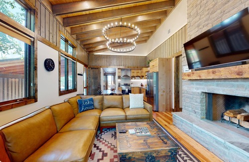 Afton Chalet De Esquí | Private Hot tub, 1mi to Shangri La, next to Battlefield Par 3, & Walk to Lake