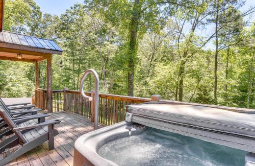 Murphy Casa | Private Hot Tub and EV Charger Cozy Murphy Cabin!
