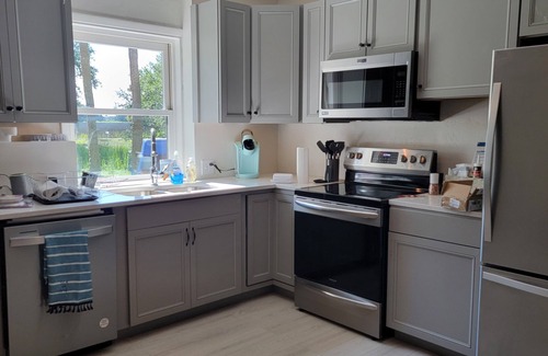 Brunswick Apartamento | Private hot tub and seasonally heated pool.