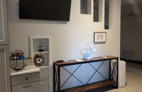 Brunswick Apartamento | Private hot tub and seasonally heated pool.
