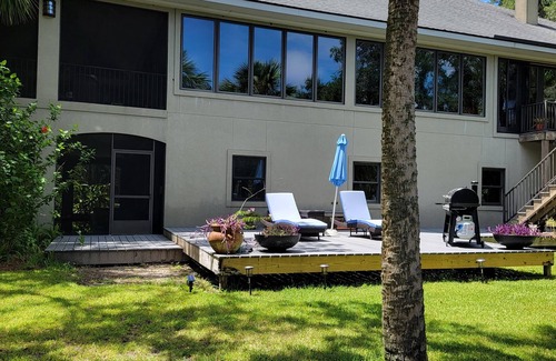 Brunswick Apartamento | Private hot tub and seasonally heated pool.