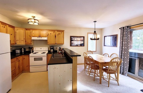 East Kootenay Condominio | Private Hot Tub & BBQ | Open-Plan Living | Walk to Resort & Trails