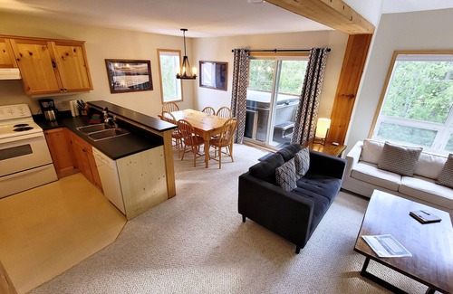 East Kootenay Condominio | Private Hot Tub & BBQ | Open-Plan Living | Walk to Resort & Trails