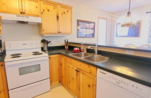 East Kootenay Condominio | Private Hot Tub & BBQ | Open-Plan Living | Walk to Resort & Trails