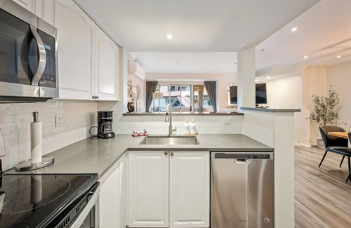 Whistler Cay Heights Casa | Private Hot Tub | BBQ | Pool | A/C | Free Parking | Renovated | Whistler Village
